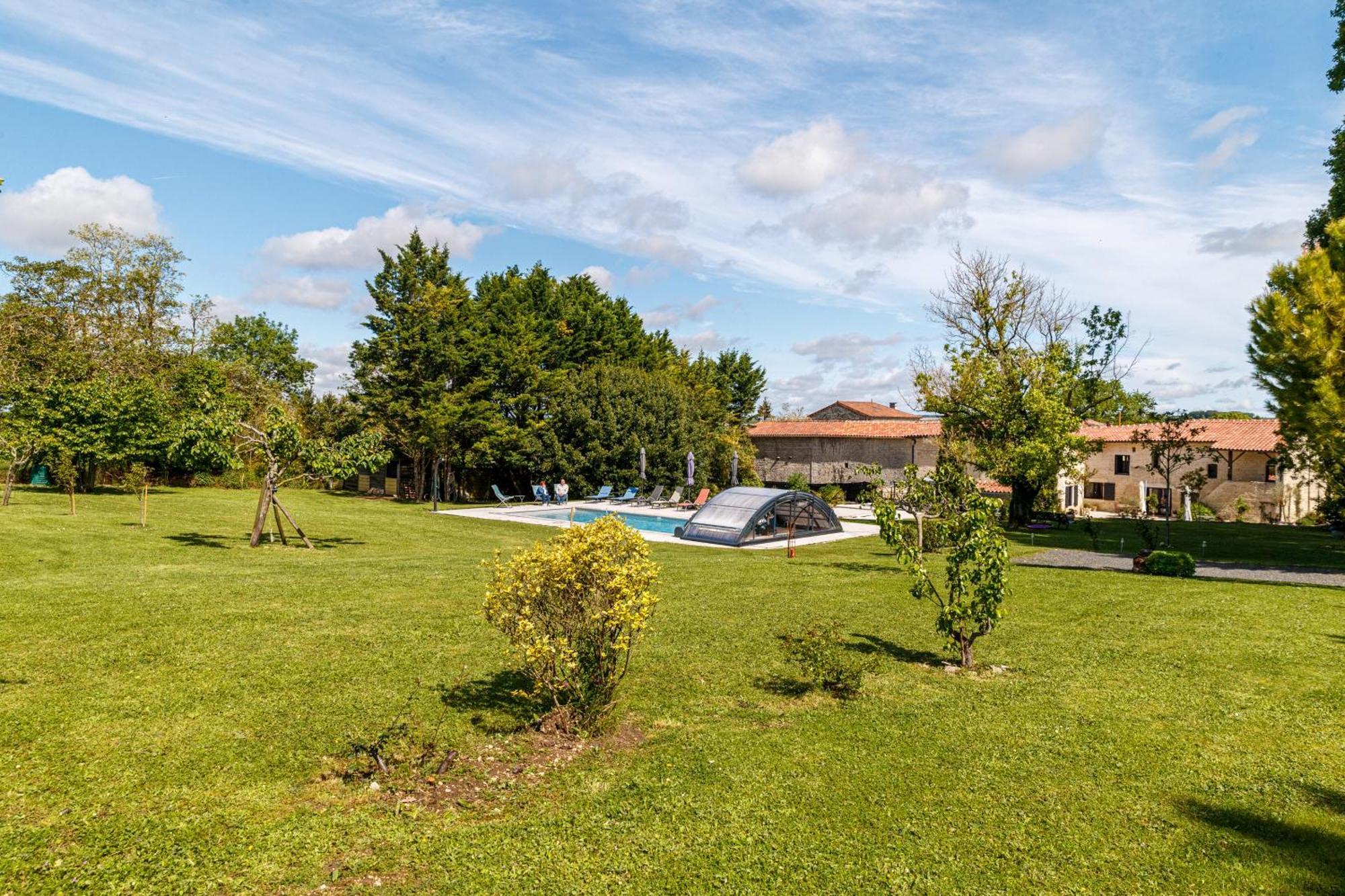 Au Clos Des Dely - Chambre D Hotes "Reference" Climatisee Mareuil  Exterior photo